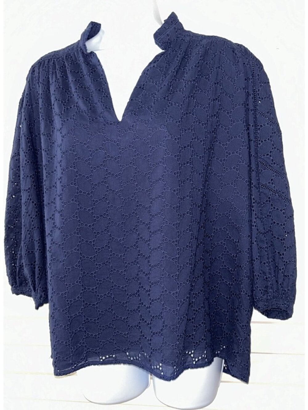 Draper James RSVP Sz MEDIUM Navy Blue Eyelet V-Neck Popover 3/4 Sleeve EUC
